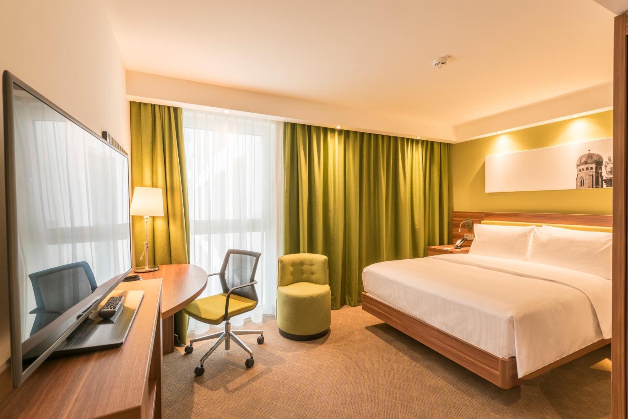 Hampton By Hilton West Отель 3*